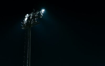Na co zwrócić uwagę przy wyborze firmy do montażu oświetlenia sportowego?
