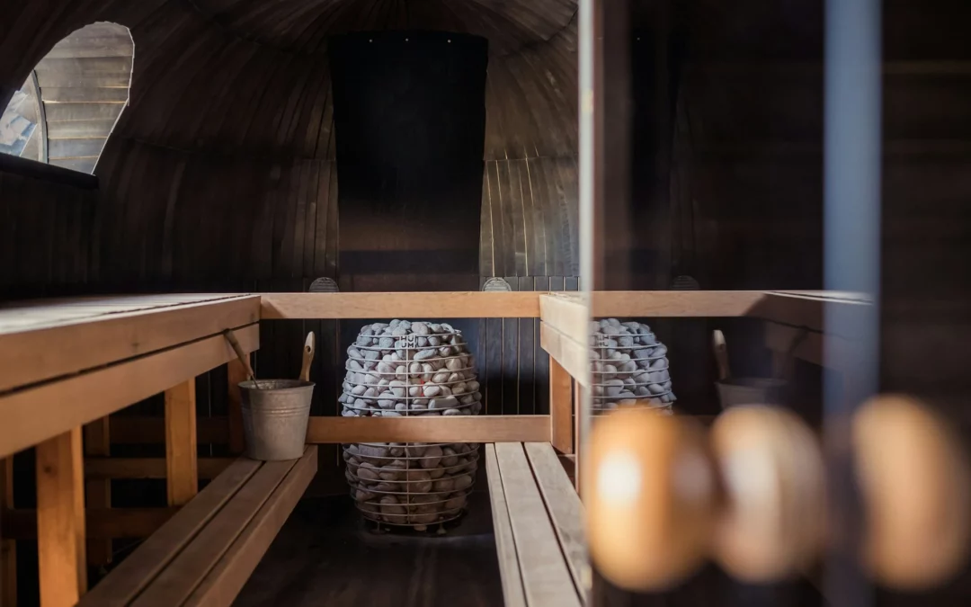 Dlaczego montaż saun w domu i ogrodzie robi się coraz bardziej popularny?