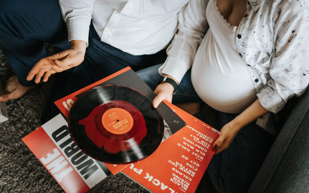 Jak wygląda sesja ciążowa w domu? Intymność, komfort i niezapomniane chwile