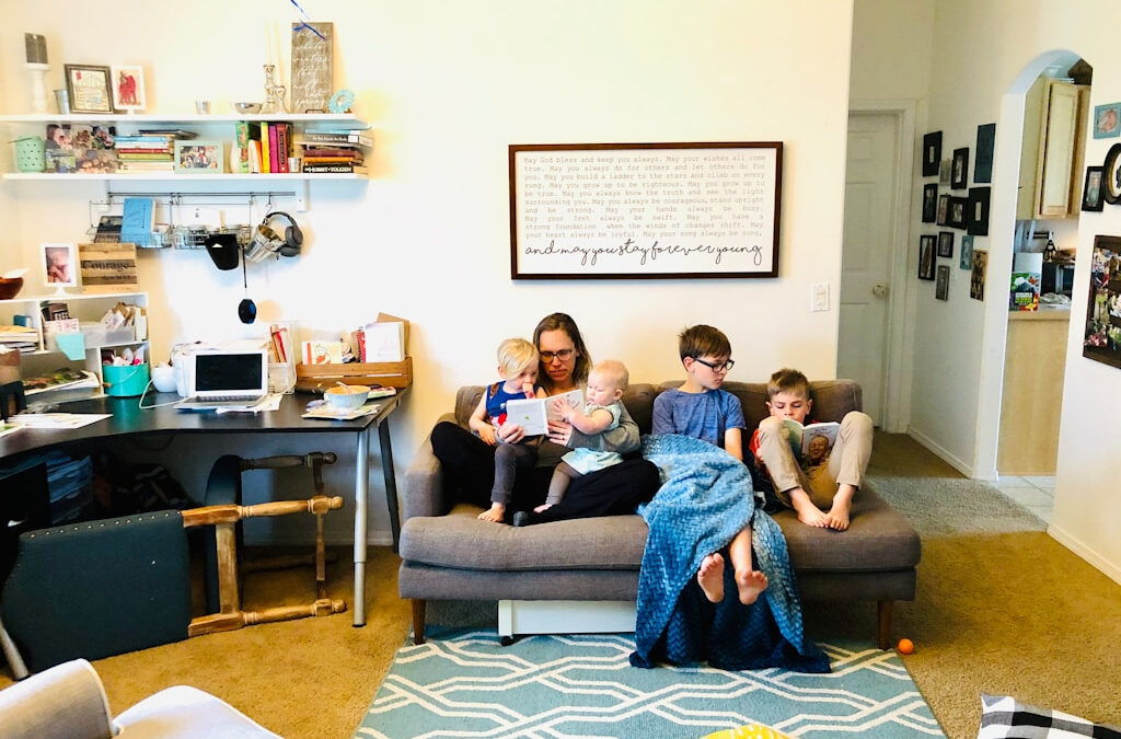 Małe mieszkanie, wielkie potrzeby – jak sprytnie zorganizować tekstylia niemowlęcia w ograniczonej przestrzeni?